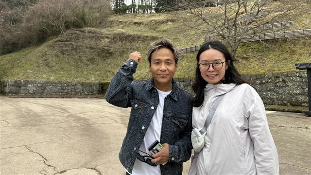 44岁宋小宝在日本度假，染了头发，打扮一言难尽，像土气的暴发户