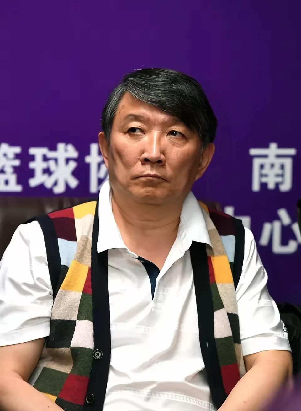 #68岁宫鲁鸣任女篮主帅合适吗#不仅合适，而且没宫老出来担任主帅真还行。宫鲁鸣任