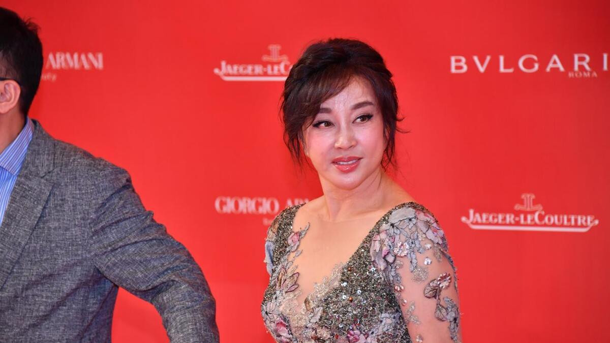 74 岁刘晓庆带队！六位姐姐与鲜肉弟弟跨龄旅行引爆代际对话