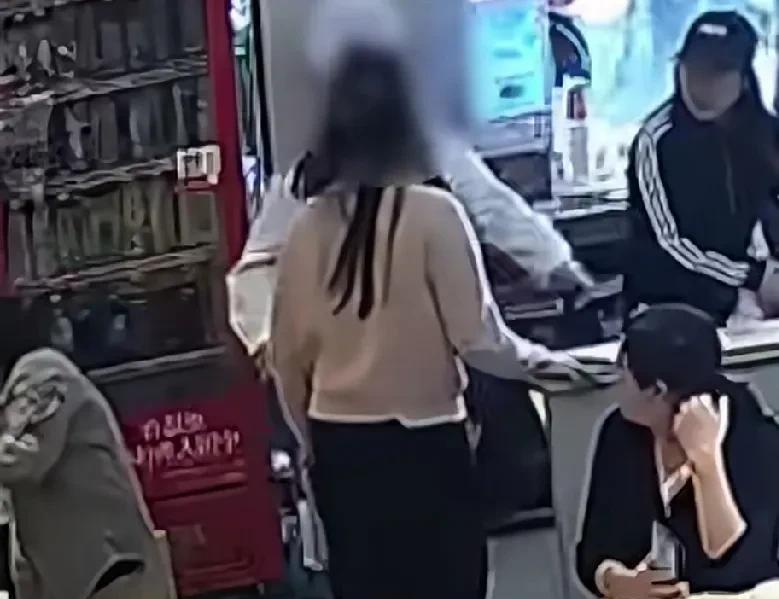 山东两女子在麻辣烫店大打出手，起因竟然是为了一个小孩子！
小孩麻辣烫店大叫，声音