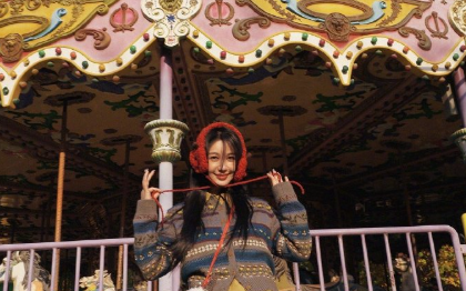 懂李菲儿为啥有超脱内娱的活人感了！花海红裙浪漫舒展，草地白T黑裙活力跳跃，游乐场