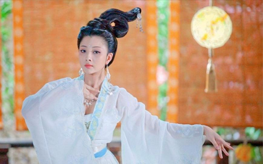 赵匡胤担心篡位，所以不杀前朝遗孤。



深夜，王皇后侍寝，赵匡胤酒意未消，向她