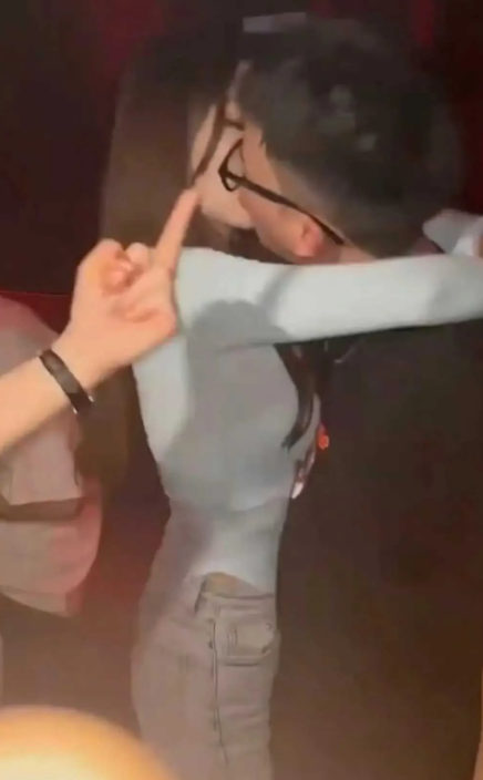 有的人就是见不得人好，人家在酒吧亲个嘴还要被人竖中指