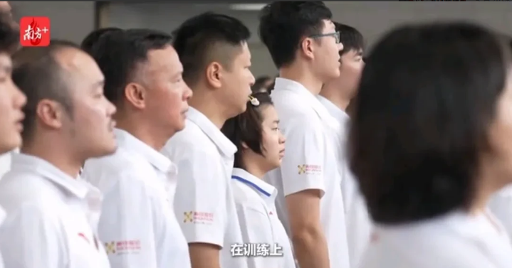 全红婵被挤到后排了？

一张大合照，她从前排C位滑到缝隙里，像被塞进拼图缺角。