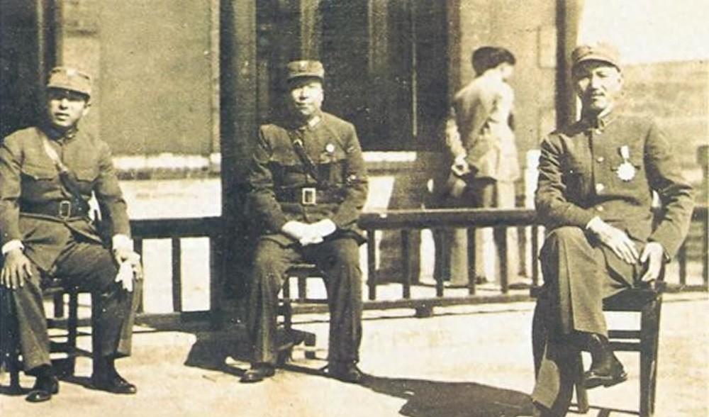 1936年，蒋介石和张学良、杨虎城的合影，看三人表情，已分道扬镳