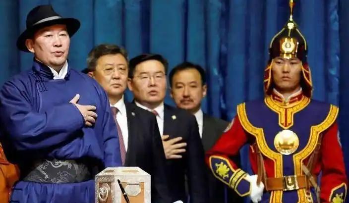 如果国际社会再不采取行动，外蒙古可能真的会陷入危险境地。其内部已经是一片混乱，而