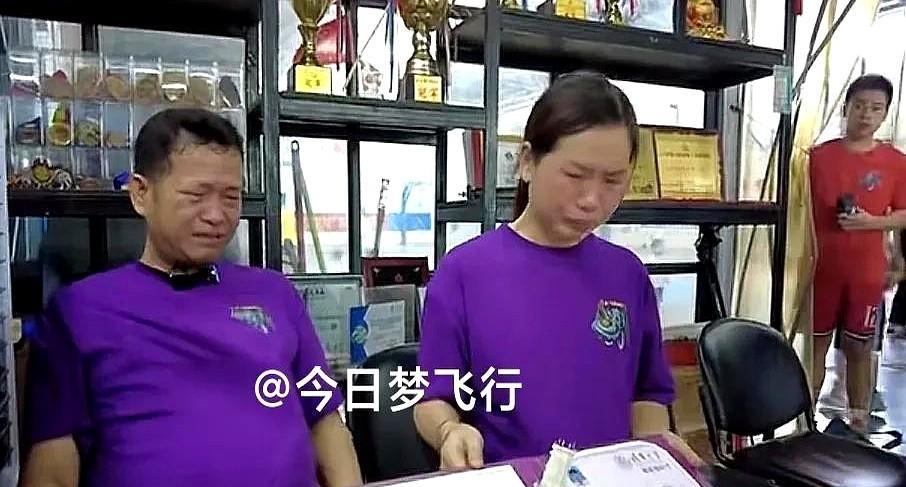 别再逼孩子放弃特长了，有人靠打球进了清华。
18岁篮球国手何文炜，被保送清华，父
