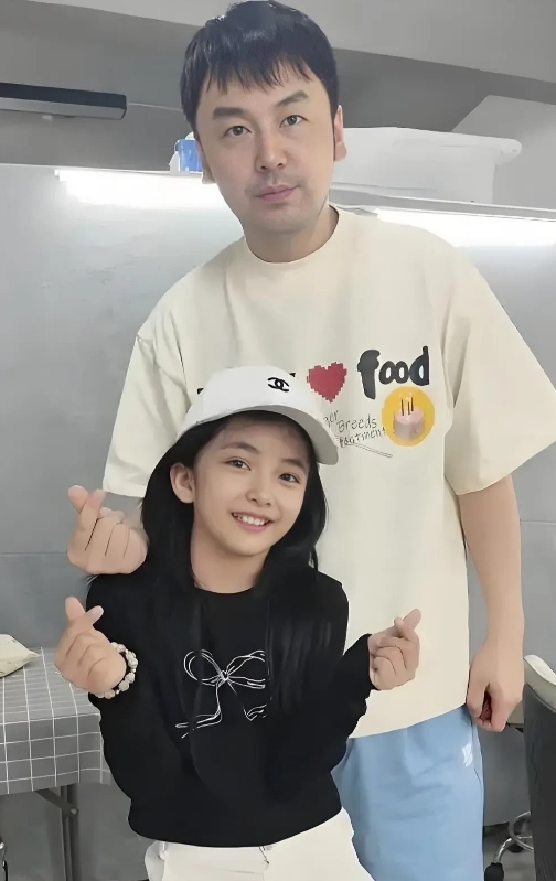 能和李小冉飙戏不输阵，我不惊讶，

能和胡军搭戏不怯场，我也不惊讶，

可和雷佳