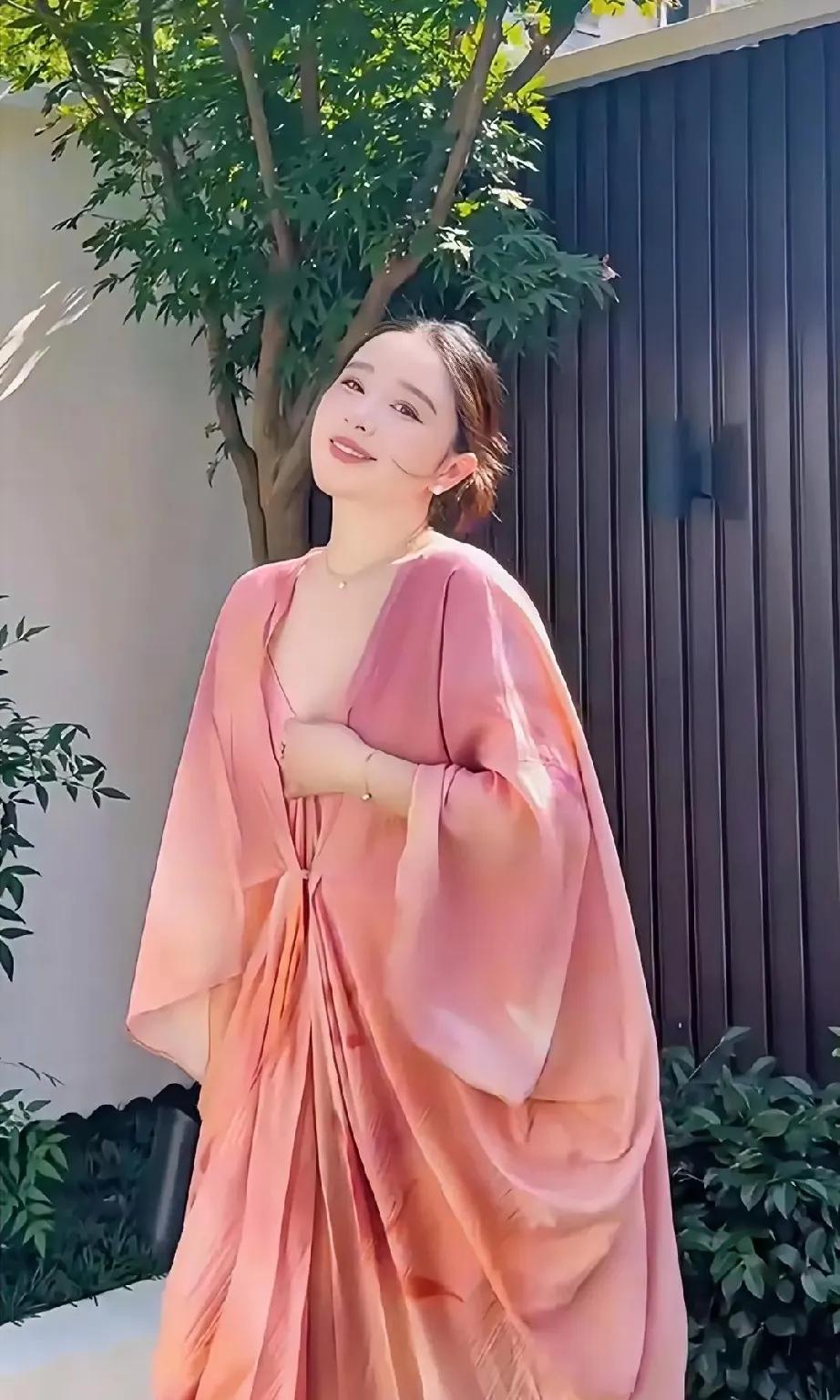 爱人如养花，
说句实在话，
看到阚清子孕期这个状态完全就是吊打很多女明星！
虽然