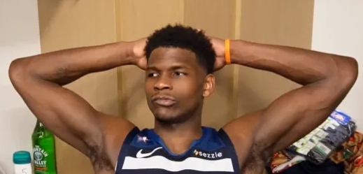 NBA常规赛，森林狼128-137不敌灰熊。赛后，安东尼-爱德华兹接受了采访，谈