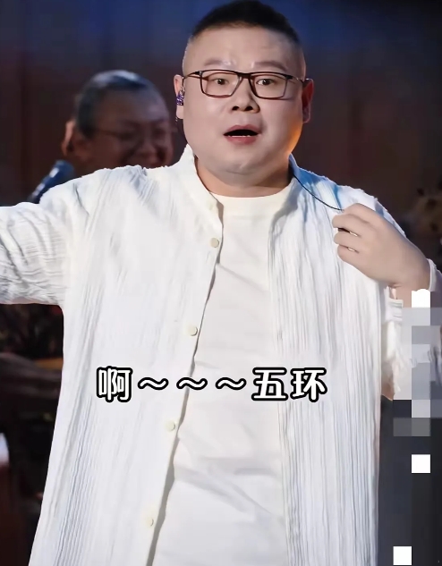 岳云鹏唱完，台下静了会儿。

音乐节散场，朋友电话里声音有点懵。

他说岳云鹏在