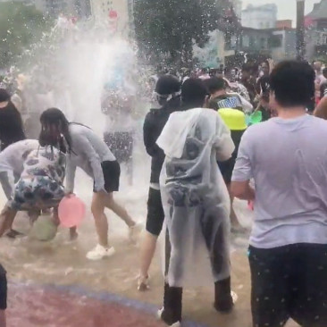 泼水就泼水嘛，你这什么意思