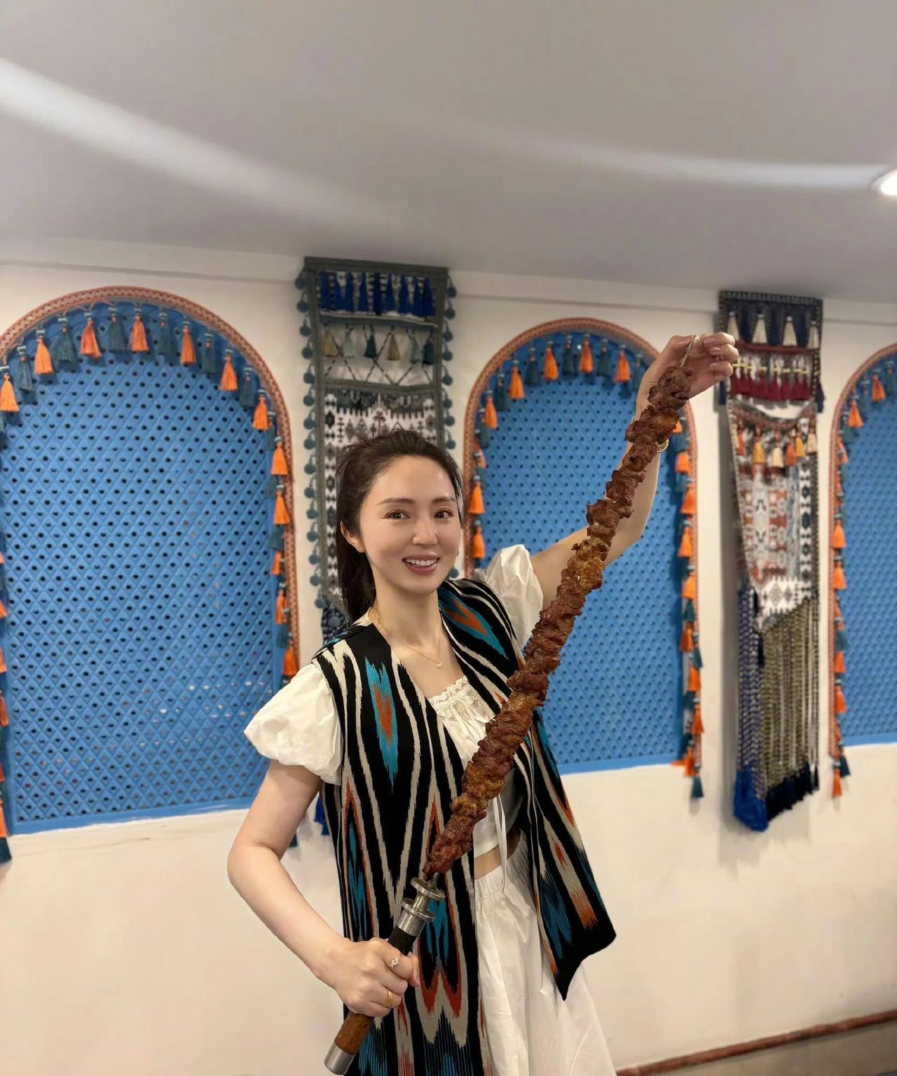 网友问：董璇做演员也没那么火吧！为什么都说她是“富婆”
扒了一下董璇的经济状况，