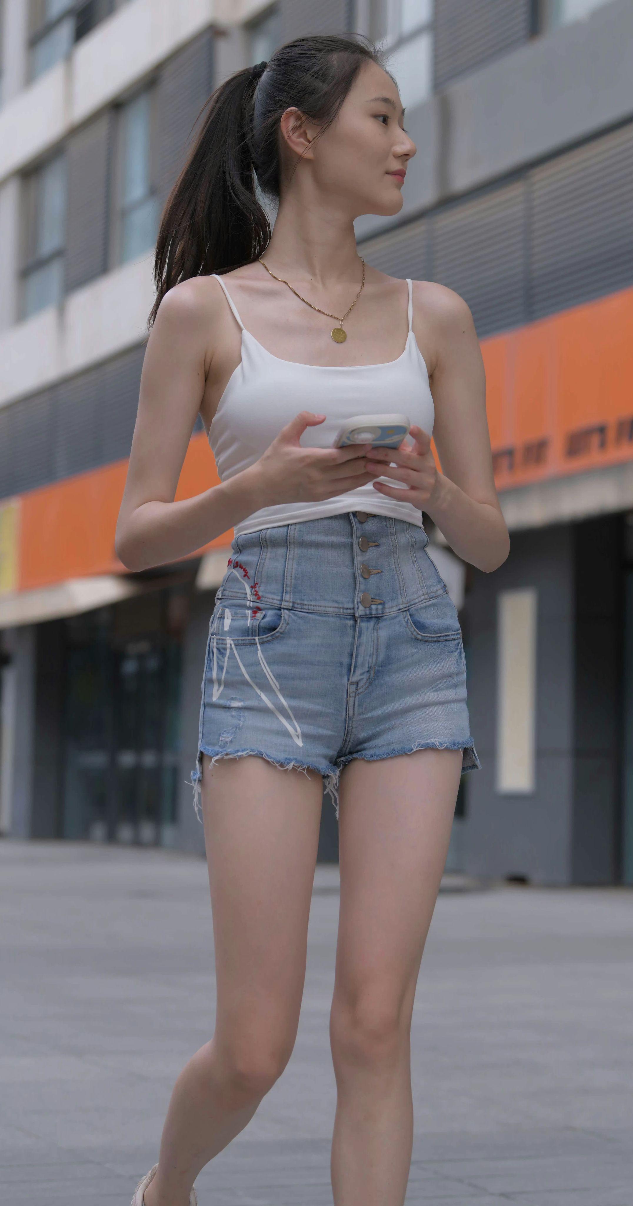 女同学说家里WiFi慢，常来我租的地方蹭网查资料。