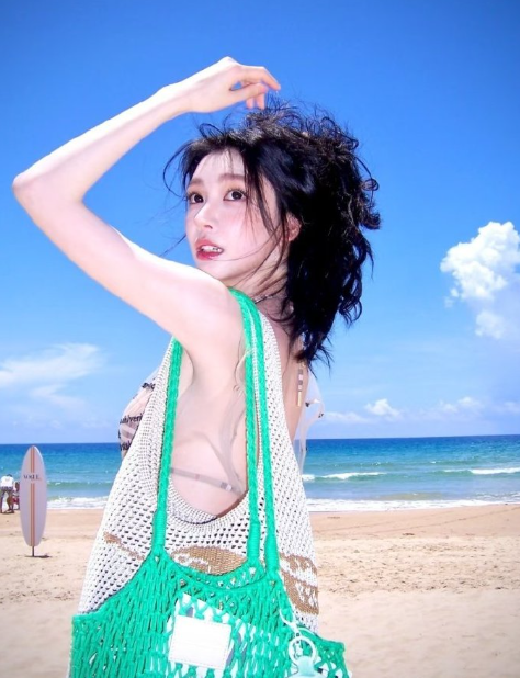 易梦玲：努力转型演员，话剧票房破亿。舆论：不听不看，她肯定靠男人。一个女性的野心