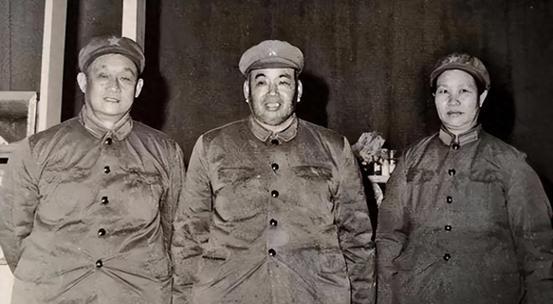 上级调他负责上海警备工作，批准兼任大军区副司令：要压得住台！
“1970年三月，