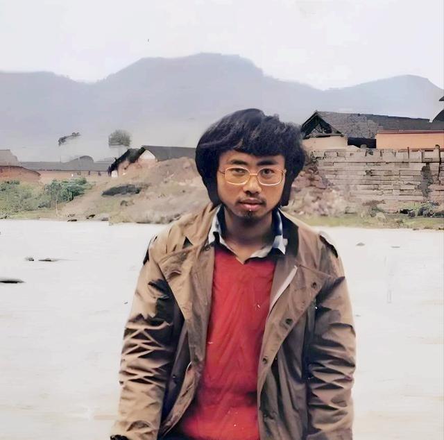 著名诗人海子自杀身亡35年：他的农民父母后来怎样了？
海子原名查海生，1964年