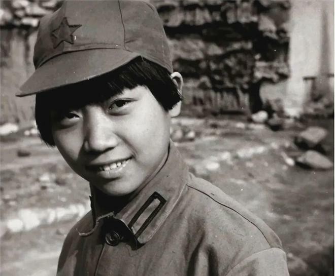 1936年，12岁红军战士被土匪抓住，要被杀死时，小战士说：“你们还是用刀吧，留
