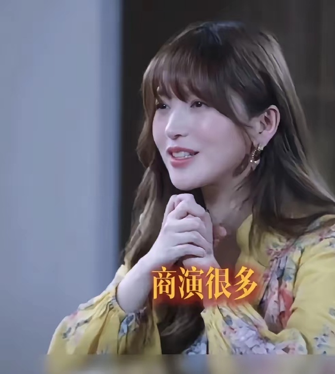 金莎坦言自己主要靠商演维持收入，说:“商演很多，是星月神话，被风吹过的夏天，爱的