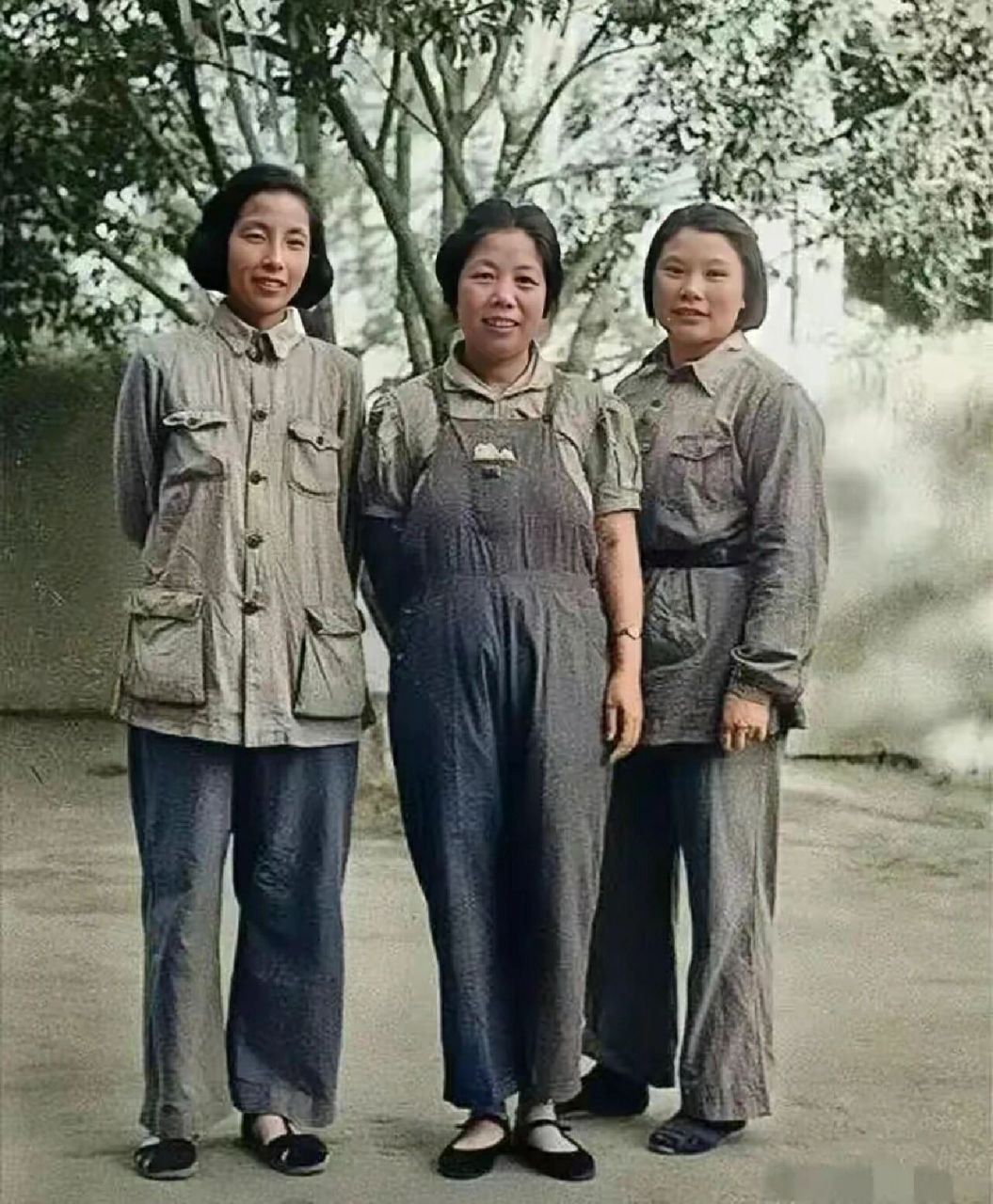 1939年，彭老总的夫人浦安修，周总理的夫人邓颖超，朱老总的夫人康克清，在延安合