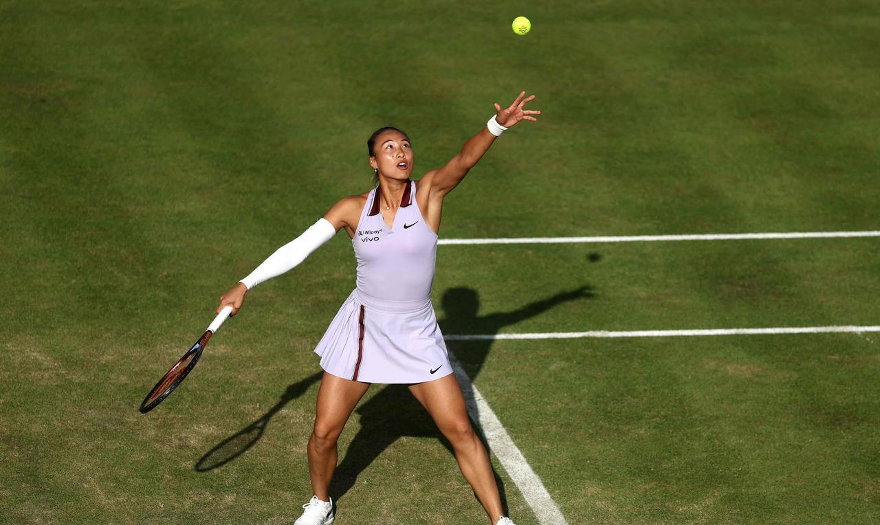 WTA500女王杯第二轮，头号种子郑钦文克服决胜盘1-4落后，以6-3/4-6/