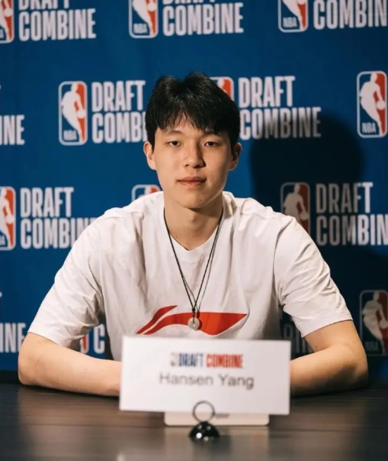 杨瀚森遇到麻烦了

美记Brandon近日在一档节目中谈到了杨瀚森，他说：“他在
