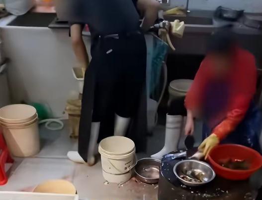 “不杀，不卖！”这规矩，武汉菜场几十年没变过。可偏偏，这天来了个愣头青。鱼都挑好