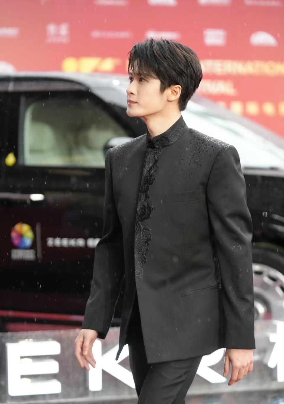 檀健次雨中撑伞路透曝光，黑西装被雨水打湿更显气质，这男人连淋雨都这么有范儿！