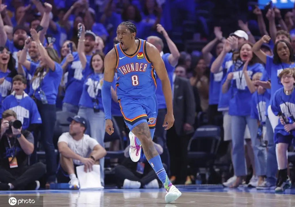NBA官方：杰伦威穿印有不雅语言服装接受采访 罚款2.5万美元 