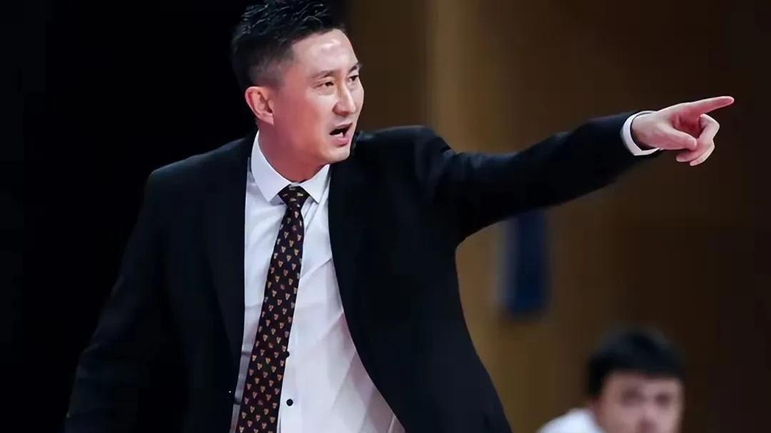 杜峰真正的考验来了！
2025年5月16日，在东莞新彤盛女篮进行赛季总结会时，广