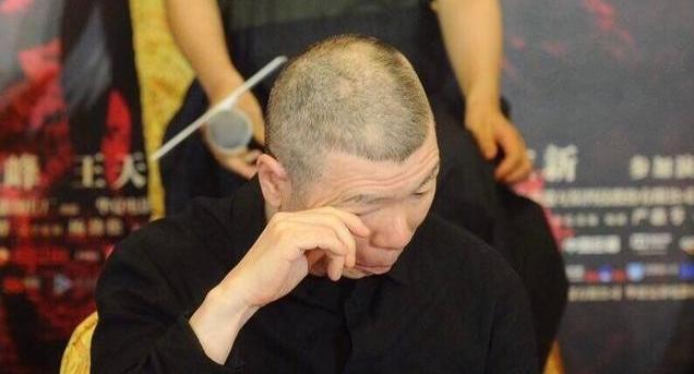 拍《唐山大地震》时，冯小刚请李健写歌，等李健哼唱出来后，冯小刚竟不满意道：“这歌