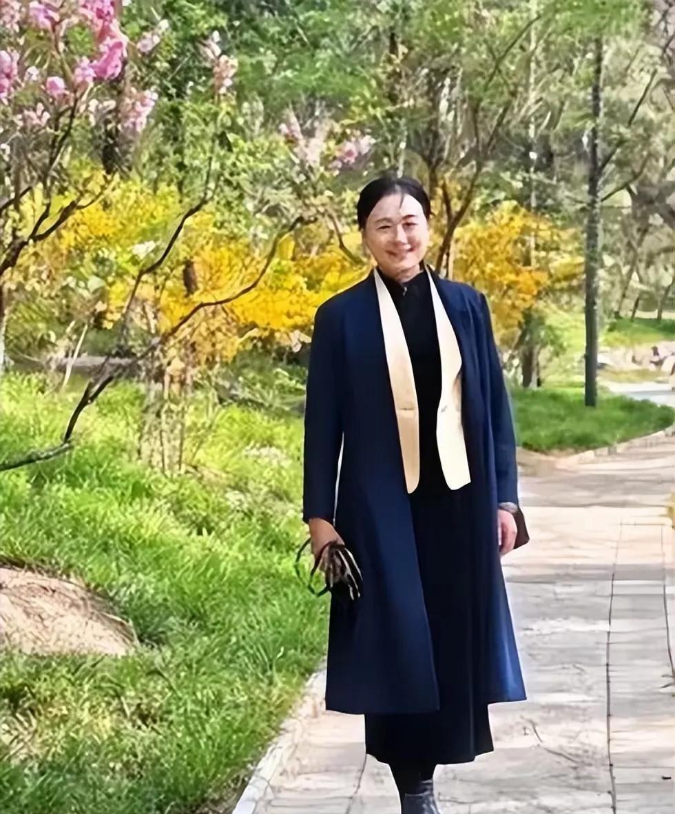 张爱玲走了。
这个张爱玲是清华大学的教授。
她是在校园内骑自行车，被倒下的树木砸