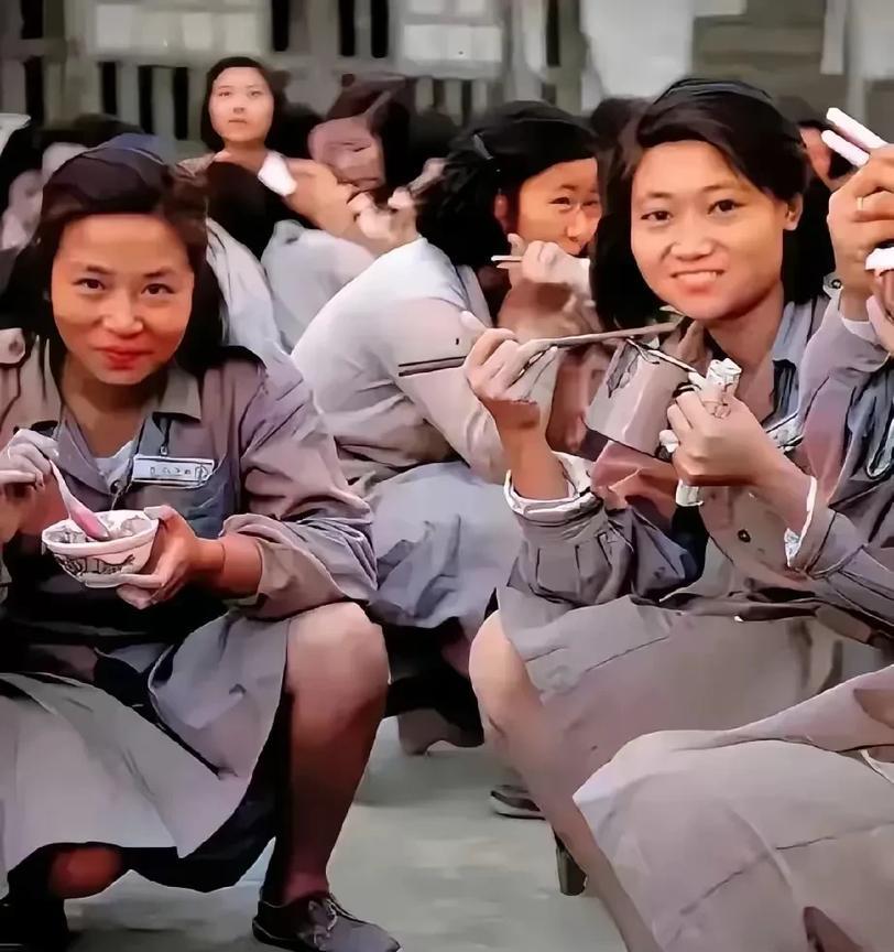 这是1949年在广州，一群国民党女兵吃饭的照片。
有的人端着杯子，有的人捧着碗，