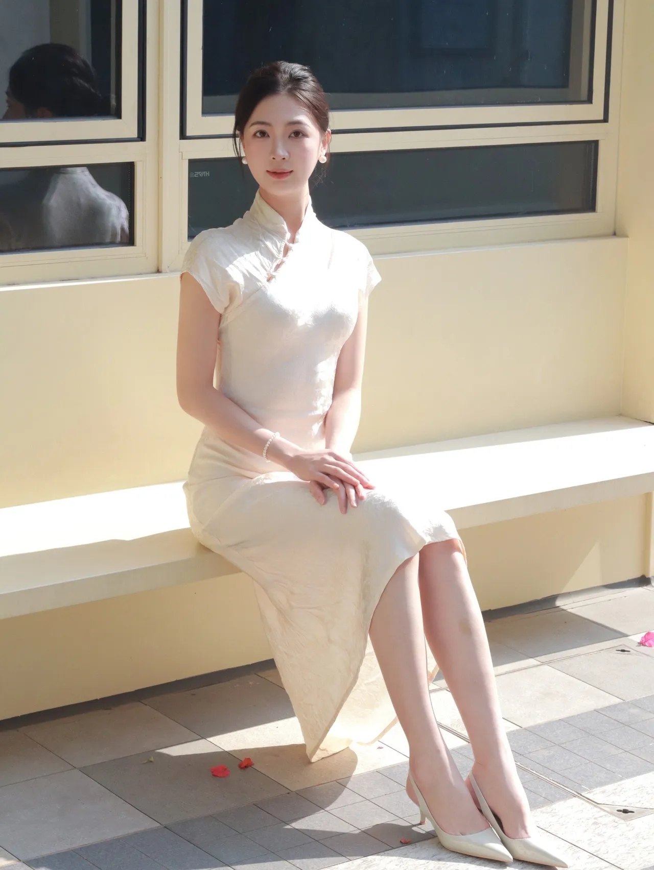 一袭素色旗袍，勾勒出温婉身姿，优雅从容 。