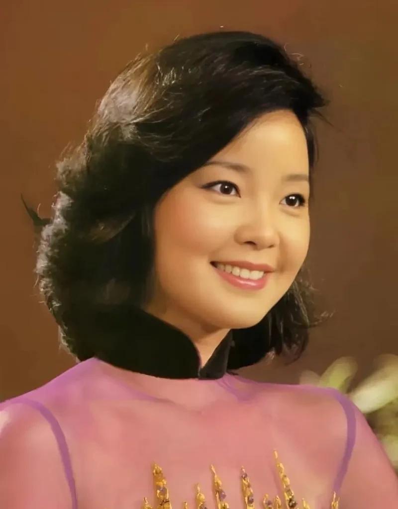 华语流行音乐界六大女歌手排名。
第一、邓丽君。这个应该毋庸置疑，虽然离开了三十年