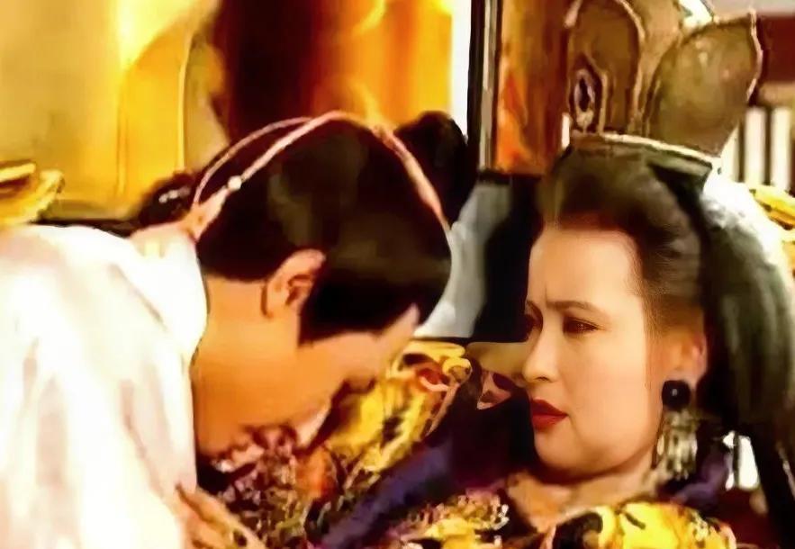 695年，70岁的武则天以肚子疼为由，将御医沈南璆叫到寝宫诊脉，谁料沈南璆的手刚
