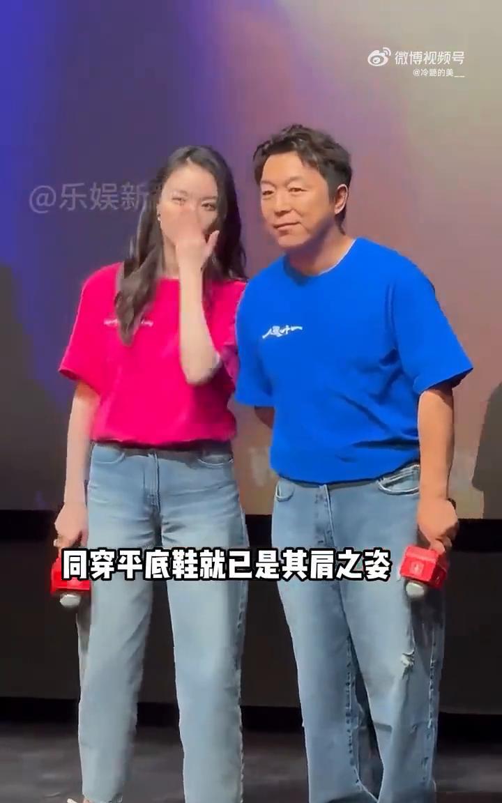 直到看见这一幕，才知为何众男星会对倪妮的恨天高避之不及。
·身高172的黄渤遇上