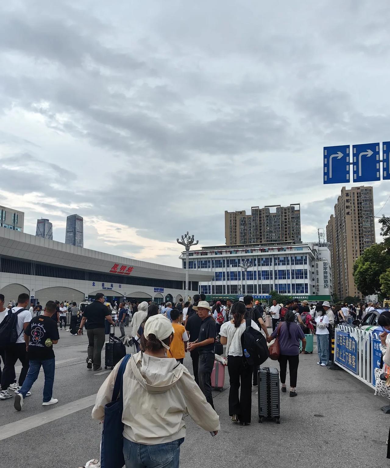 今天的昆明站人太多了，春运也没有这么多的人，全国一半人都跑到昆明来了？