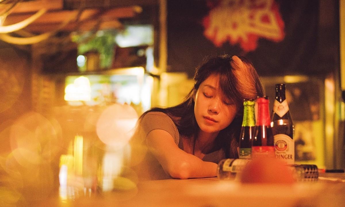 小酌清醪喉底润，愁怀渐逐波流。
三分醉意漫心头。
意融辛与馥，烦绪一时休。
七八