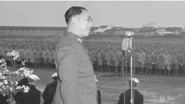 1946年2月17日，苏州，戴笠戴雨农在召开的军警大会上讲话。此刻的戴笠真的是威