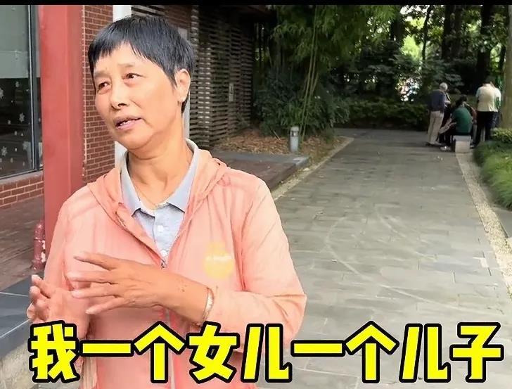 农村“吃女儿”是普遍现象，而且吃得理直气壮。这位62岁阿姨，在城市做保姆，她伺候