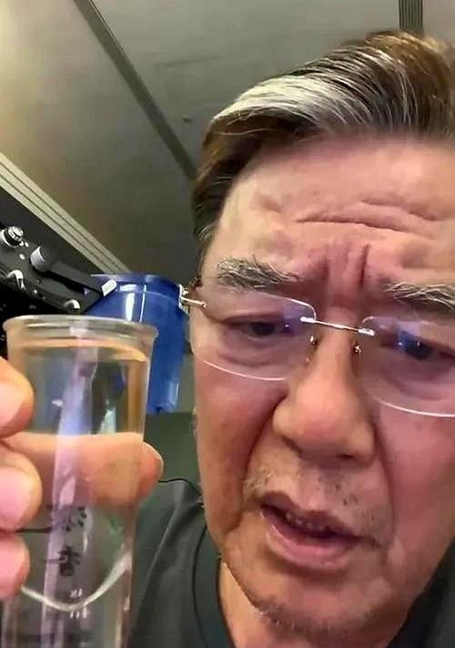 凭什么啊？
还让这个戏子在大陆捞金。
现在这帮明星卖货套路都玩出花了，镜头前抹着