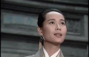近日，知名演员叶童在活动结束准备乘车离开时，遭遇疯狂粉丝强行拽车。该粉丝突破安保
