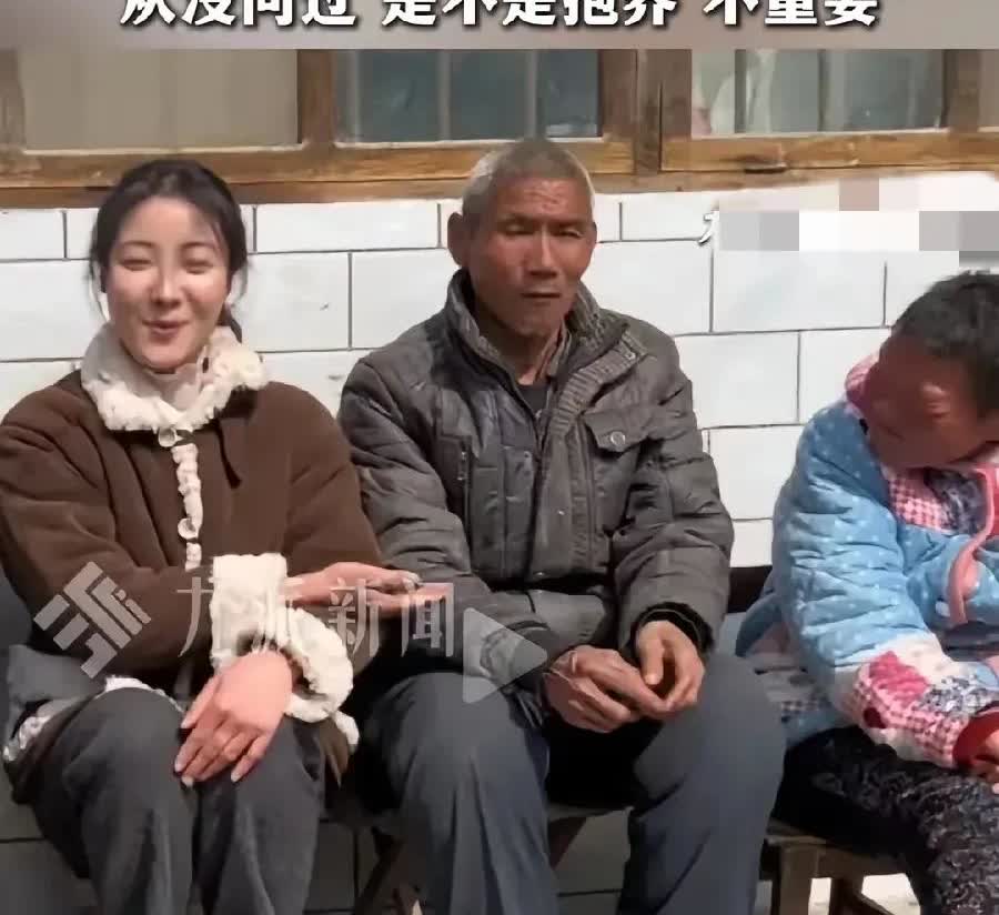 李富贵
一个听起来很农民🉐庄稼汉名字！
确是———她，一个自己活下来都费劲