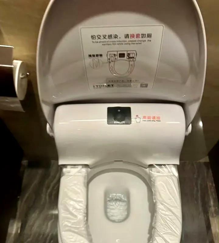 请把女厕的马桶取消吧！
每次进女厕看到公用马桶，都忍不住皱起眉头。张凯毅的呼吁，