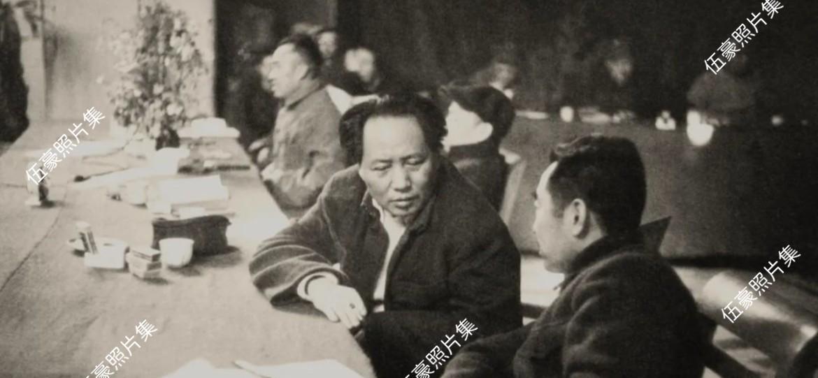 1945年，中国共产党第七次全国代表大会在延安杨家岭中央大礼堂召开，毛泽东、周恩