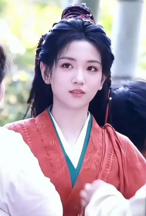 叮咚！这算不算造型“撞了”[机智]
代露娃在拍剧《一点浩然气》里面的造型，真的跟
