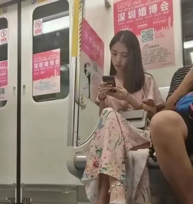 姑娘的脚链很吸引人，一般女孩是不戴脚链的，戴上这样的脚链，听说有寓意，大家猜猜是