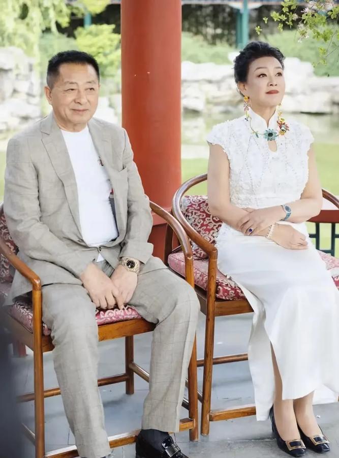 汪小菲二婚这波操作属实耐人寻味。婚礼上宣誓环节他抬头望天，跟马筱梅甜笑形成反差，