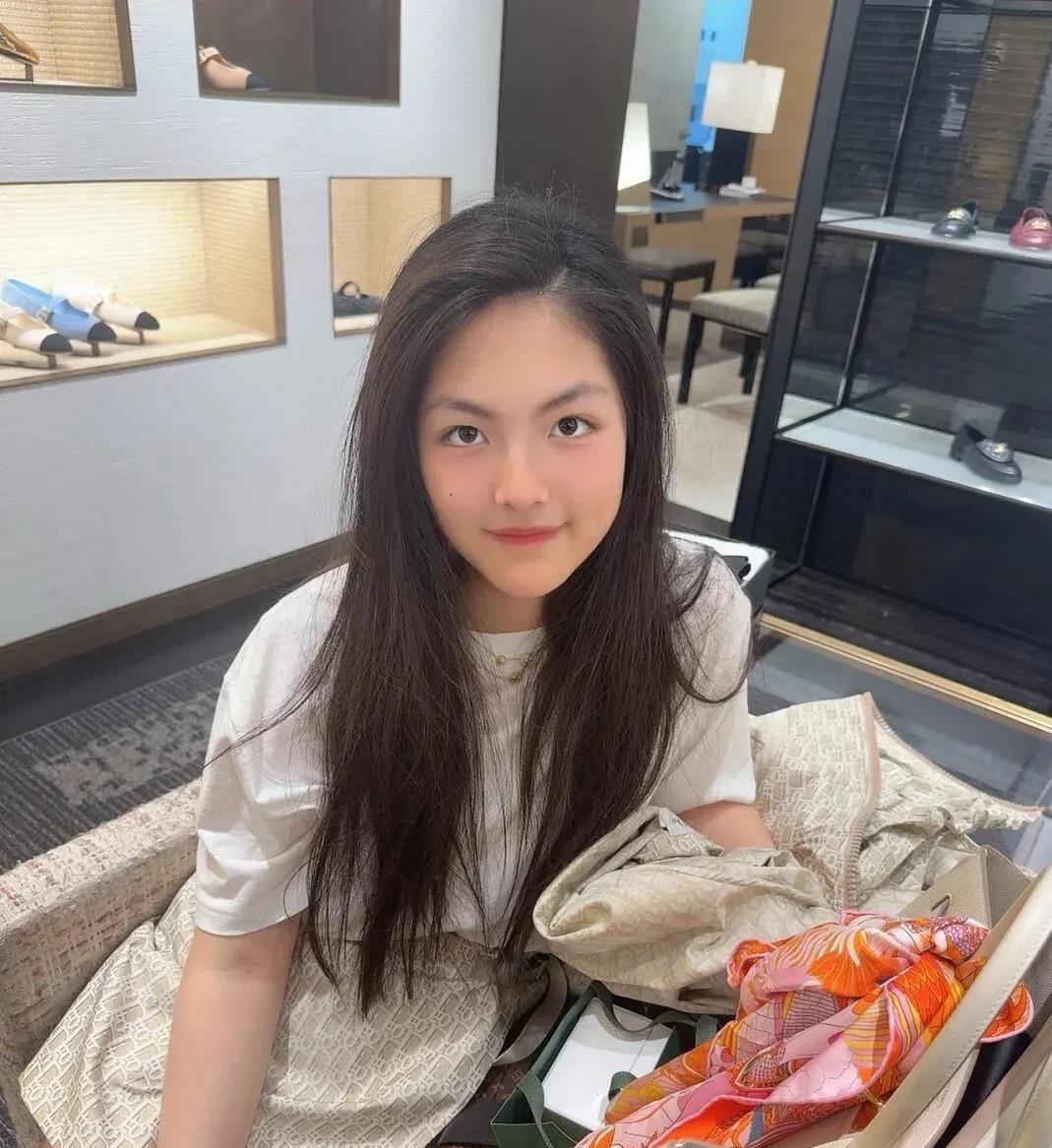 那个被嘲“小胖妞”的女孩早脱胎换骨。